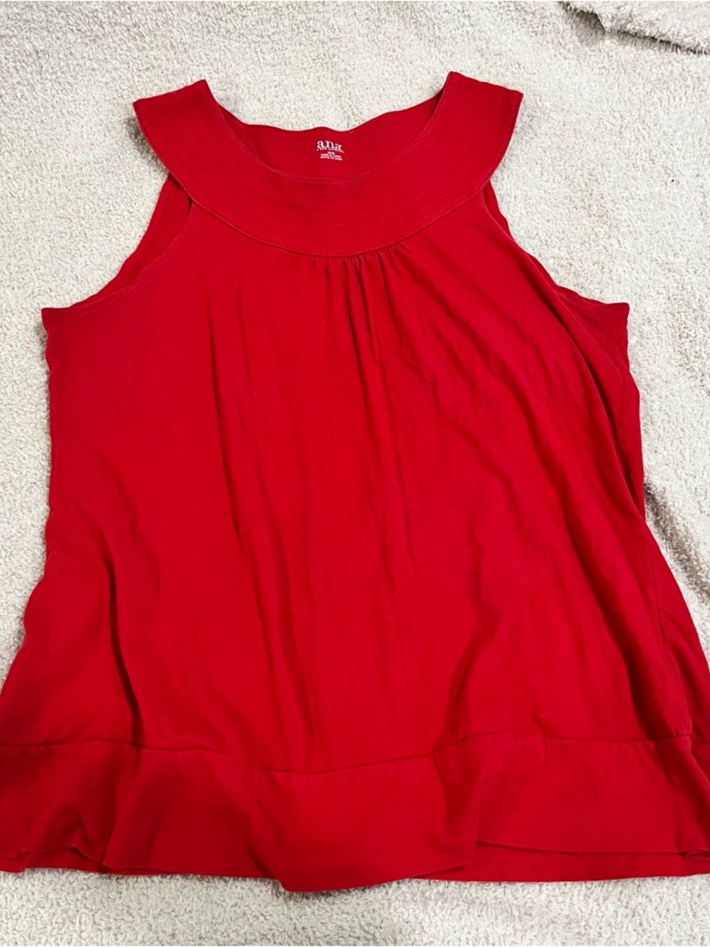 a.n.a Red Women's Sleeveless Scoop Neck Tank medium